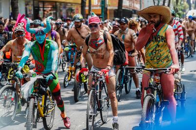 Con rodada nudista, ciclistas buscan incentivar el uso de la bicicleta