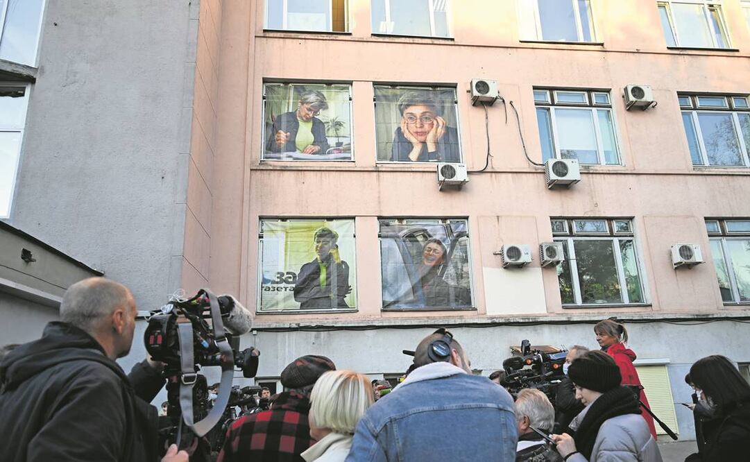 Imágenes de la periodista asesinada en Moscú en 2006, Anna Politkóvskaya, figuran en la fachada de la sede de Novaya Gazeta. Foto: Ignacio Ortega/EFE