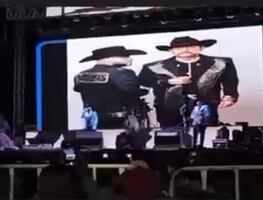 Alcaldesa de Apatzingán contrata a grupo de narcocorridos y hasta pide canción; Ayuntamiento será sancionado