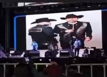 Alcaldesa de Apatzingán contrata a grupo de narcocorridos y hasta pide canción; Ayuntamiento será sancionado