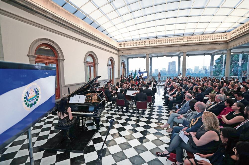 La Orquesta de Salvadoreños residentes en México debutó con un concierto que incluyó piezas de ambas naciones. Foto: ALEJANDRA LEYVA. EL UNIVERSAL