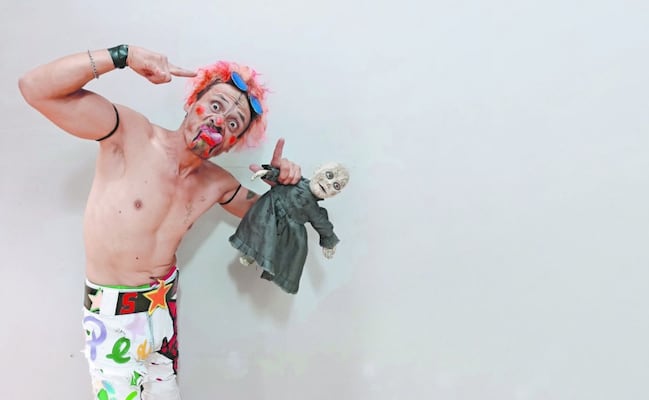 El luchador Súper Loco hace sentir “libres” a los reclusos