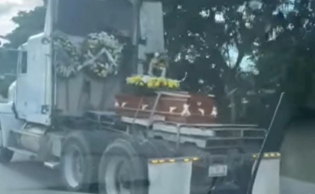 El cortejo con el féretro partió de una funeraria en la entrada del municipio de Kanasín, lo que llamó la atención de los automovilistas. Foto: Captura de video