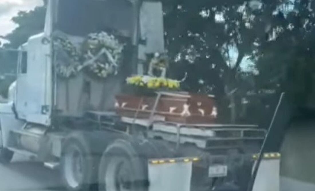 El cortejo con el féretro partió de una funeraria en la entrada del municipio de Kanasín, lo que llamó la atención de los automovilistas. Foto: Captura de video