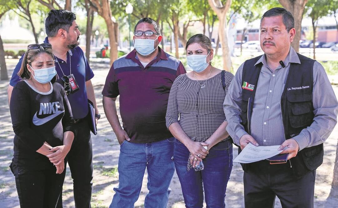 Padres de los jóvenes que murieron por la agresión armada de elementos del Ejército se reunieron con el presidente del Comité de Derechos Humanos en Nuevo Laredo, Raymundo Ramos (derecha). Foto: Diego Simón/ EL UNIVERSAL
