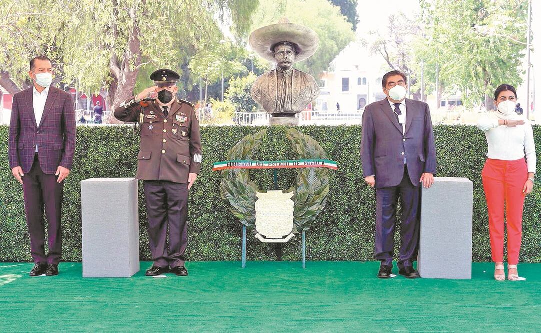 El gobernador Miguel Barbosa (segundo de der. a izq.) montó una ofrenda en el busto en honor a Emiliano Zapata. Foto: ESPECIAL