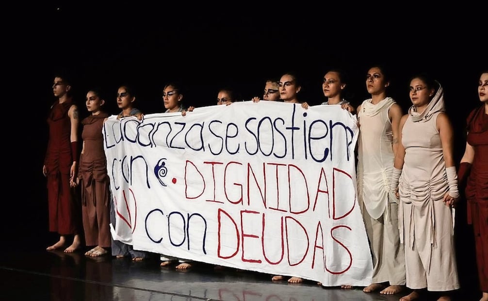 Ayer, alumnos del octavo semestre de Danza Contemporánea protestaron en el CCU de la UNAM. Foto: Cortesía