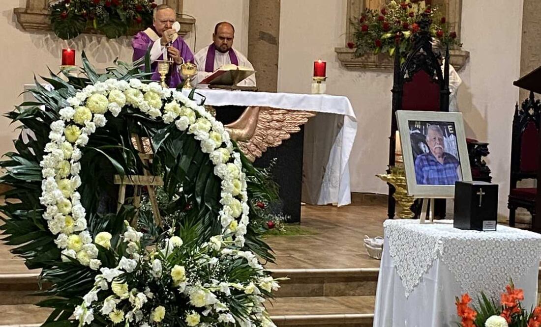 Entre cantos, lágrimas y oraciones, familiares y amigos despidieron este viernes las cenizas del señor Marcos Segundo Reyes, víctima del trágico incendio en la tienda Waldo’s.
Foto: Amalia Escobar.
