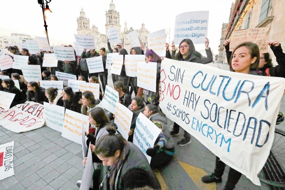 Los inconformes estuvieron desde las 7:00 horas en la puerta principal de Palacio Nacional. (ARIEL OJEDA. EL UNIVERSAL)