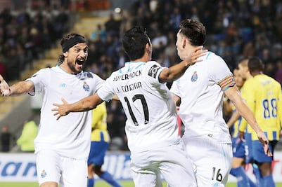 Herrera y Corona empujan al Porto