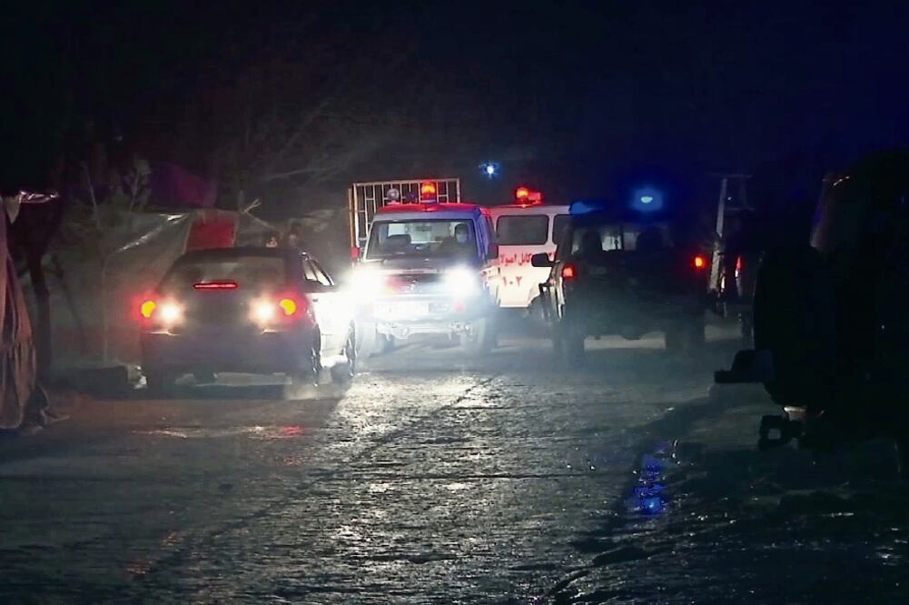 Emergencia. Ambulancias y fuerzas de seguridad afganas responden tras el atentado en Kabul, que lesionó a 25 personas (AP)
