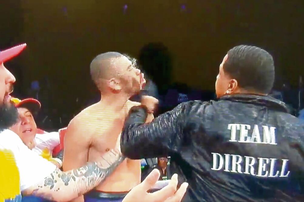 El enfurecido instructor de Dirrell sorprendió a Uzcátegui con un par de puñetazos, el sábado pasado (TWITTER)