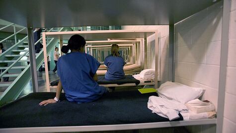 Detenidos en EU usan retazos de ropa y toallas sanitarias para protegerse de Covid-19