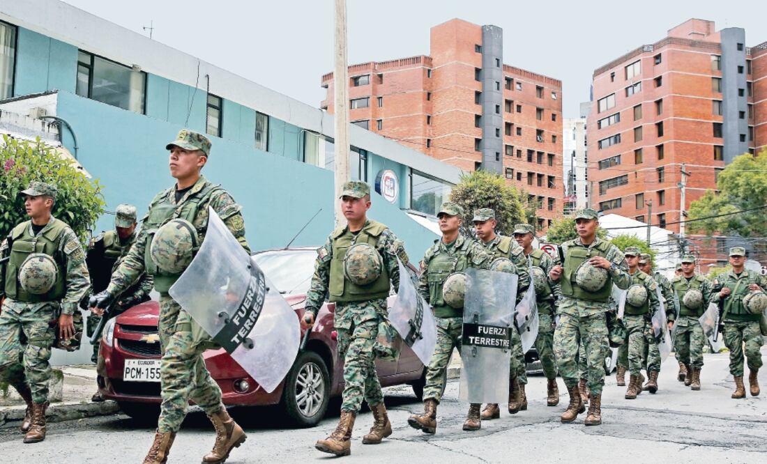 Soldados resguardan una calle cercana a la sede del Consejo Nacional Electoral de Ecuador por los comicios. (MARIANA BAZO. REUTERS)