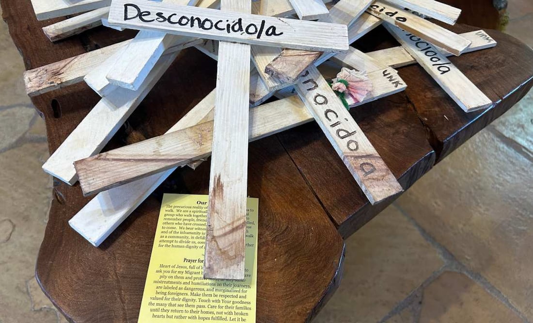 Cruces de madera de color blanco en memoria de los migrantes fallecidos en la frontera, este lunes en Tucson. Foto: EFE