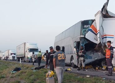 Autobús de migrantes se accidenta en carretera de Matehuala, SLP