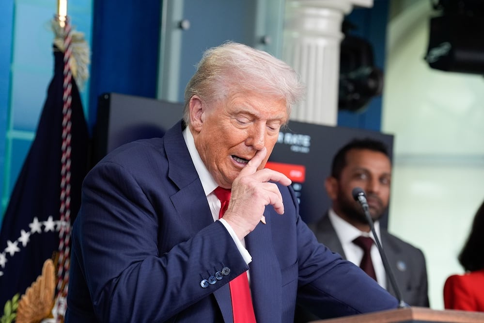 El presidente de Estados Unidos, Donald Trump, al hablar con los medios este lunes 11 de agosto de 2025, en la Casa Blanca. FOTO: EFE