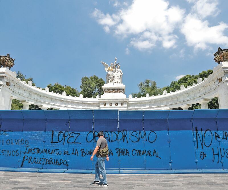 Se instalaron cercas para resguardar monumentos. Foto: JUAN BOITES. EL UNIVERSAL