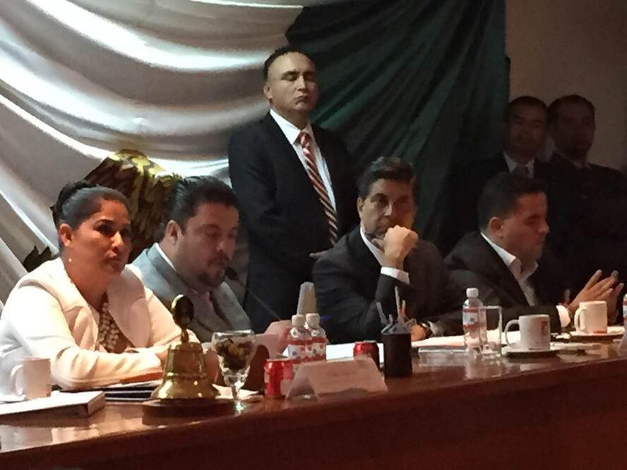 El tesorero de Naucalpan Alejandro Mendez compareció ante el Cabildo, donde rindió un informe de 2 años y medio de gestión. (Fotos Rebeca Jiménez)  