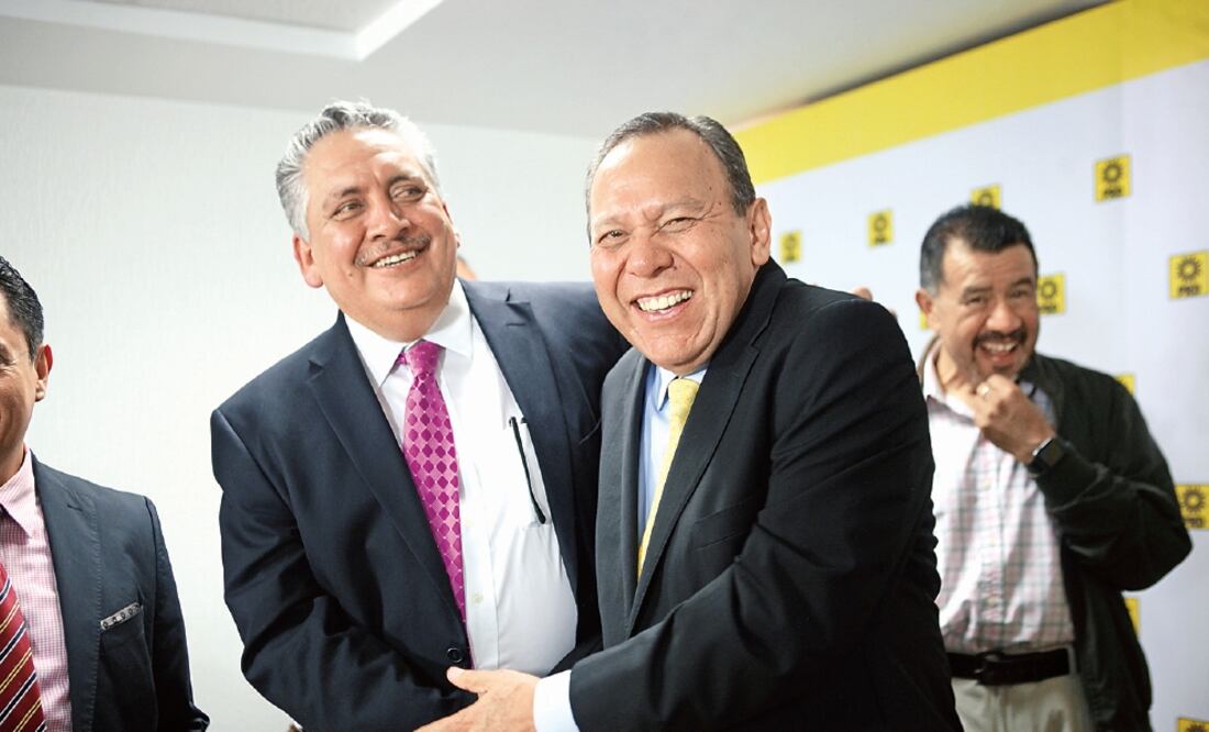 Guadalupe Acosta Naranjo bromea con Jesús Zambrano durante una conferencia. Rechazaron estar distanciados por sus aspiraciones políticas (IVÁN STEPHENS. EL UNIVERSAL)