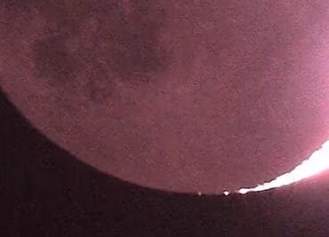 Captan en video momento en que meteorito choca contra la luna