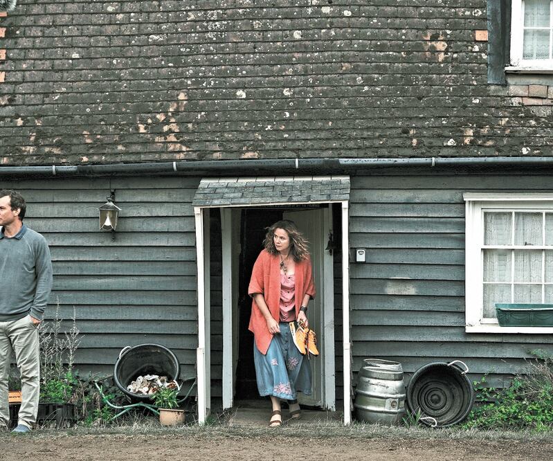 En el capítulo de hoy, una pareja que reside en una isla dará asilo al personaje de Jude Law. HBO