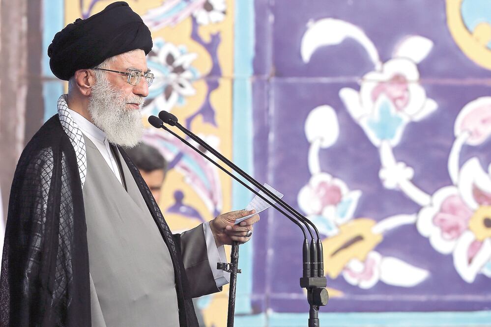 El ayatola Ali Jamenei, líder supremo de Irán, al ofrecer su mensaje el sábado en la gran mezquita de Teherán, en el cual se refirió a Estados Unidos como una nación “arrogante”. (AP) 