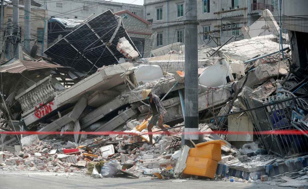 Un hombre camina entre los escombros tras un terremoto en Mandalay, Myanmar, el 3 de abril de 2025. Más de 3 millones de personas murieron y miles resultaron heridas tras un terremoto de magnitud 7,7 que azotó el país el 28 de marzo, según el gobierno de Myanmar. Foto: EFE