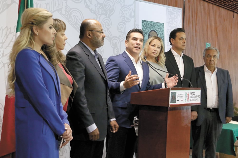 Alejandro Moreno (centro) reconoció en sus legisladores a “grandes cuadros” que pueden dar la batalla por el diálogo en iniciativas importantes. Foto: CARLOS MEJÍA. EL UNIVESAL