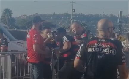 Aficionados beben alcohol a las afueras del estadio Caliente con tolerancia de la policía