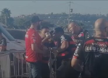 Aficionados beben alcohol a las afueras del estadio Caliente con tolerancia de la policía