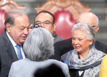 Fila de más de una hora para felicitar a Graue