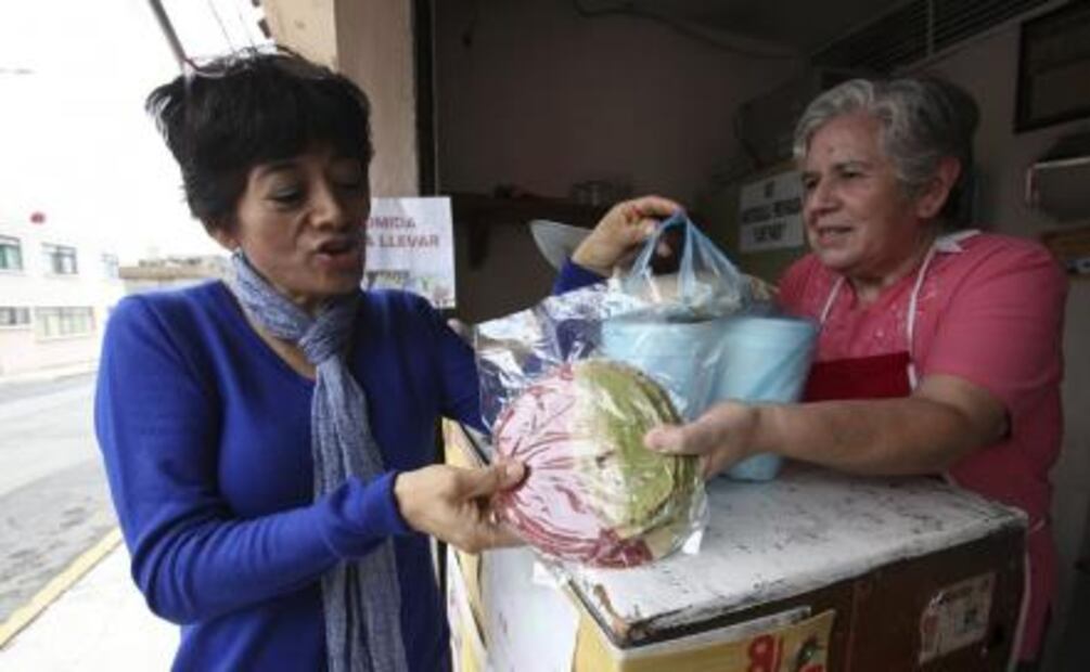 Por fiestas patrias hacen tortillas tricolores en Toluca