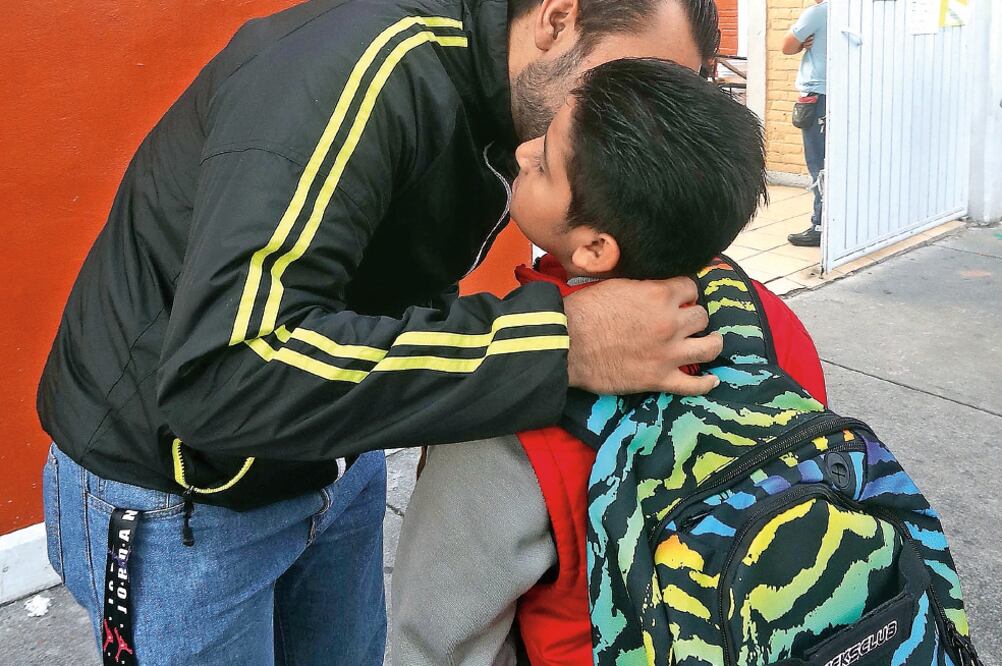José Luis Ruiz acudió a la escuela Leonardo Bravo a dejar a su hijo para que iniciara el ciclo escolar en sexto grado de primaria (JUAN CARLOS REYES. EL UNIVERSAL)