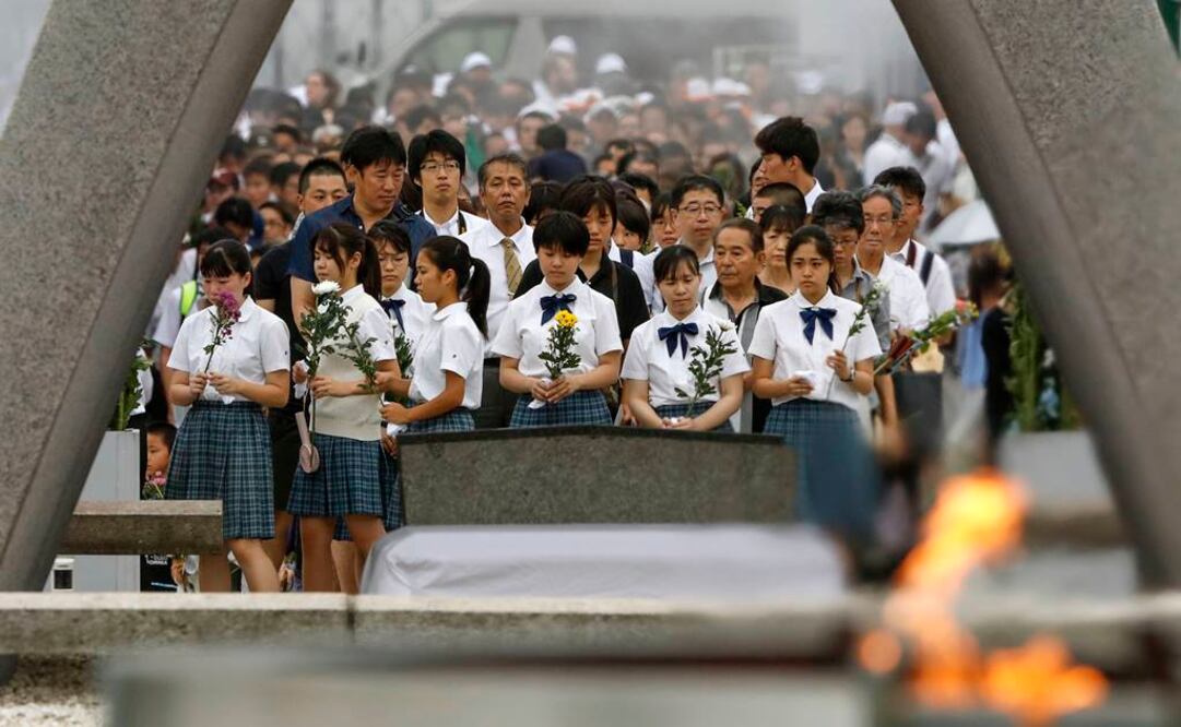 La ceremonia del aniversario en Hiroshima se llevó a cabo horas después de que Corea del Norte lanzó proyectiles al mar (Foto: AP)