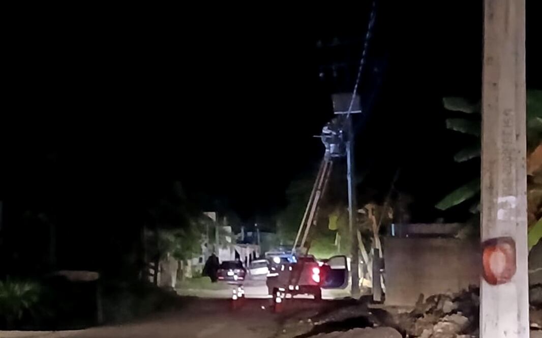 Habitantes de El Cuyo, Yucatán,  retuvieron desde anoche y hasta el amanecer de este sábado, a dos empleados de la Comisión Federal de Electricidad. Foto: especial