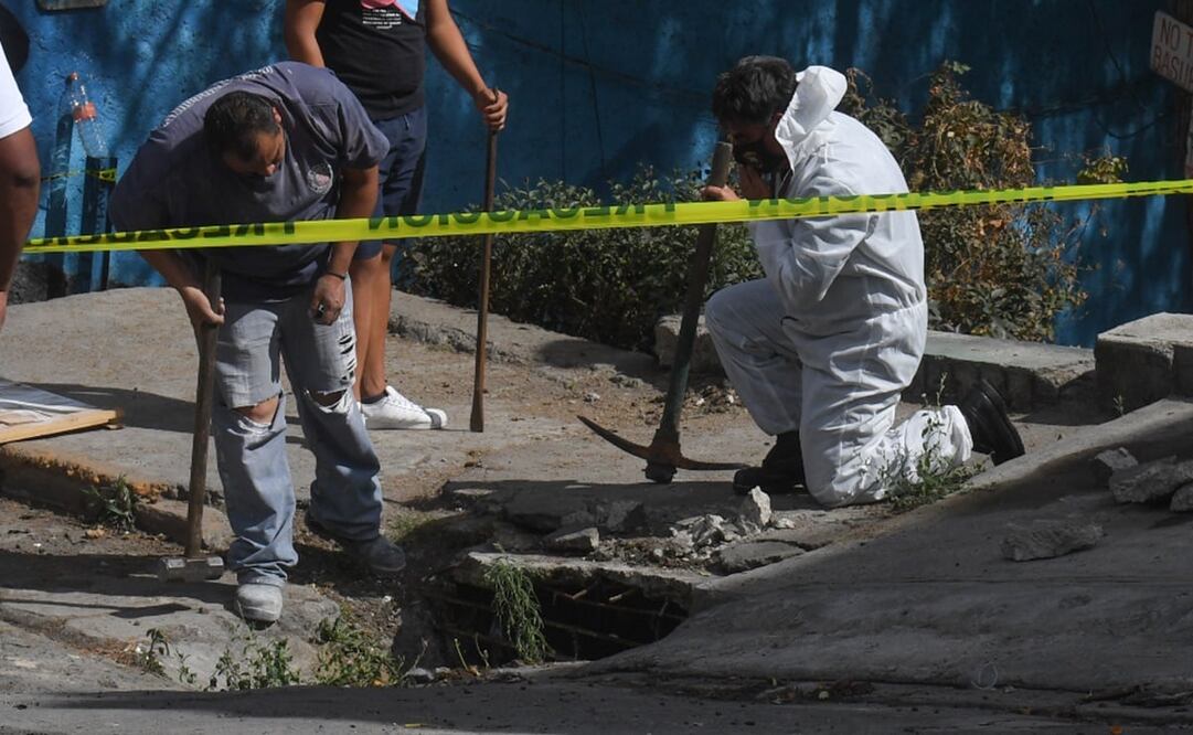 Vecinos vieron con sorpresa y consternación dos piernas de mujer que salían de un tubo de drenaje. Foto: Armando/EL GRÁFICO