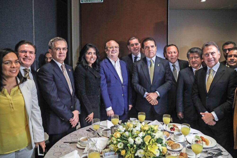 En la reunión de gobernadores, celebrada en un hotel de la capital, Mancera agradeció a sus homólogos el apoyo para lograr que la Ciudad de México tenga su propia Constitución (JUAN REYES. EL UNIVERSAL)