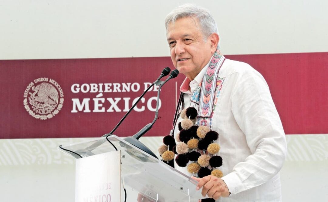 President López Obrador was widely criticized for shaking hands, hugging, and kissing his supporters during a visit to Guerrero - Photo: File Photo/EL UNIVERSAL