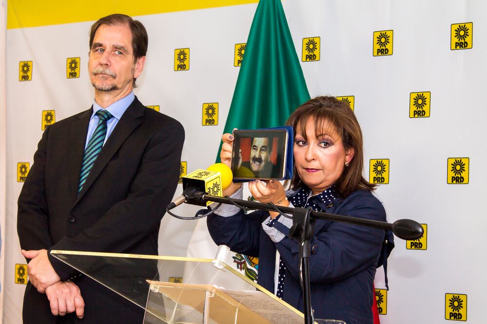 El presidente del PRD, Agustín Basave, y la ex candidata Lorena Cuéllar, mostraron un video en el que presuntamente se habla del fraude electoral (ARELI MARTÍNEZ. EL UNIVERSAL)