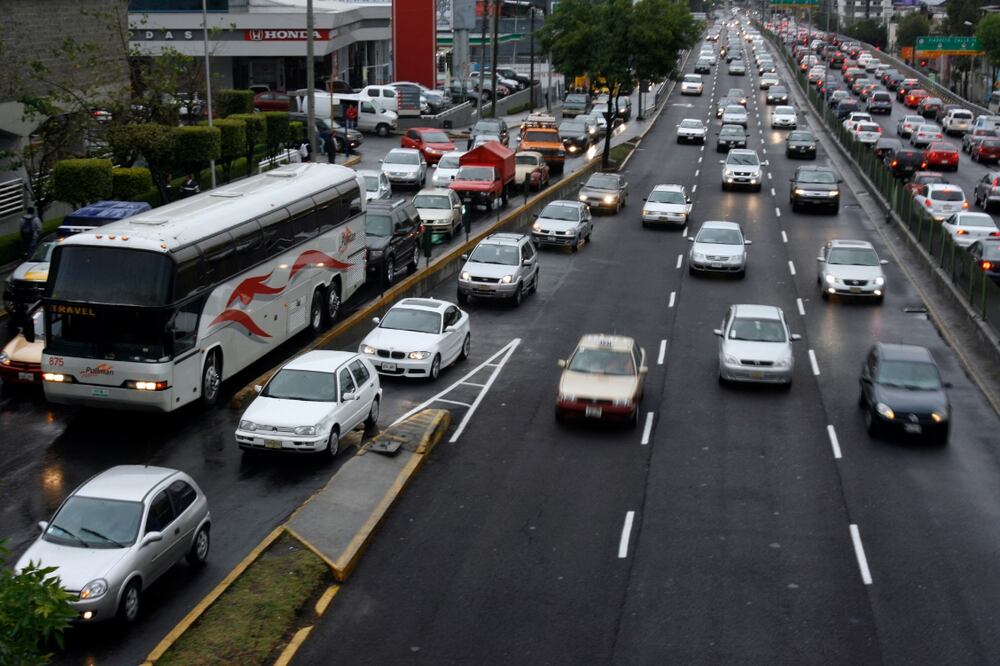 Extranjeros engañan al SAT al importar autos