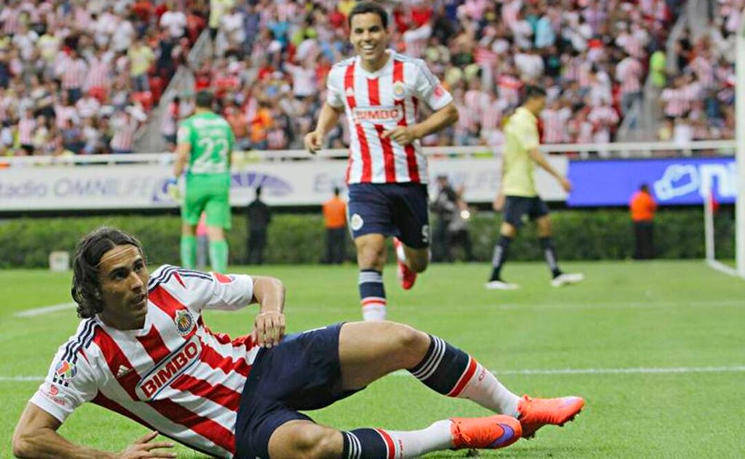 Chivas saca empate con América y mantiene liderato