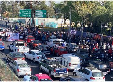 Caos vial: Comerciantes bloquean ambos sentidos de Calzada de Tlalpan; exigen les regresen permisos para venta navideña