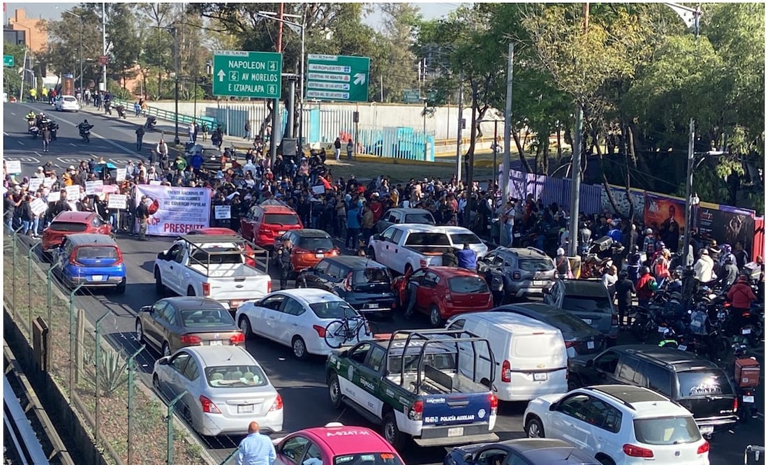 Comerciantes bloquean ambos sentidos de calzada de Tlalpan. Foto: Juan Carlos Williams