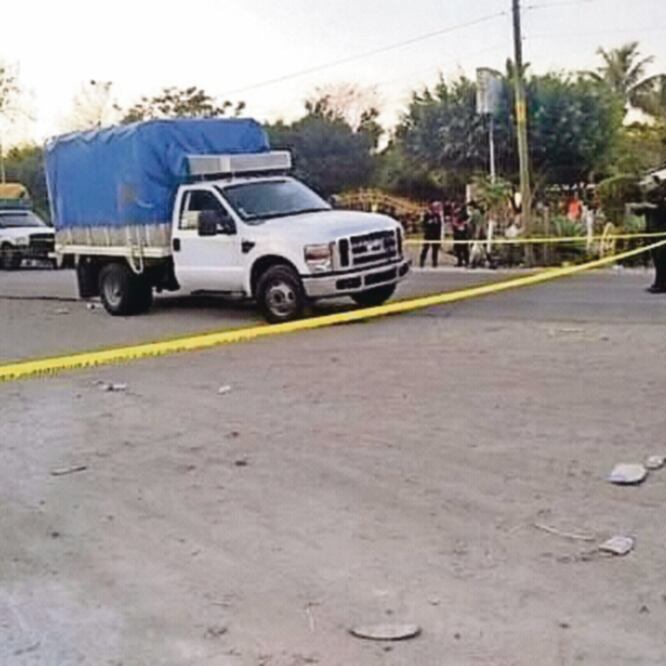 Una de las camionetas que transportaba a migrantes centroamericanos indocumentados y que fue emboscado la madrugada de ayer en Chiapas. CORTESÍA
