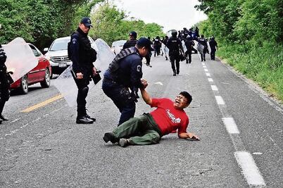 CNTE y policías chocan por reforma en Tabasco 