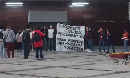 Profesores del CECyT 3 bloquean avenida Central en Ecatepec; exigen pago de salarios