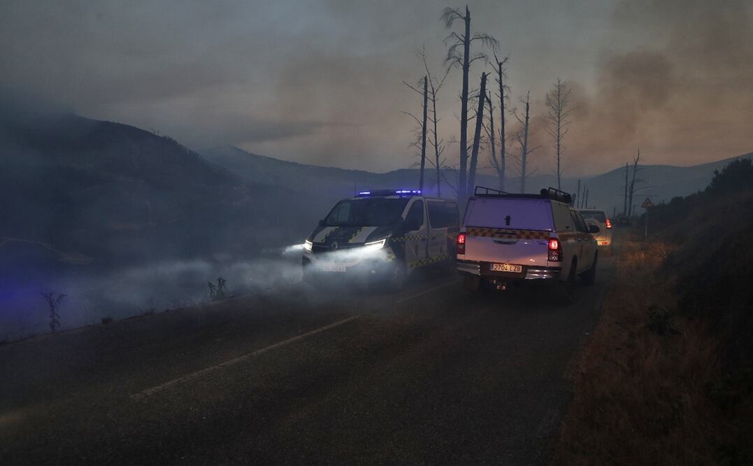 Vehículos de servicios de emergencia circulan por la carretera cortada LU- 933, durante el incendio de Pobra de Brollón-Quiroga. Galicia tiene este martes tres incendios forestales activos, el 26 de agosto de 2025. Foto: EFE