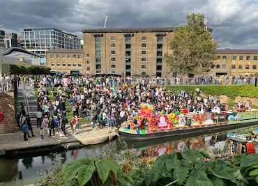 VIDEO Trajinera de Xochimilco llena de color por primera vez los canales de Londres