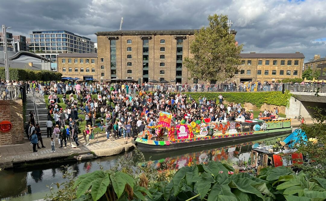 Una trajinera de Xochimilco llenó de color los canales de Londres. Foto: Embajada de México en Reino Unido